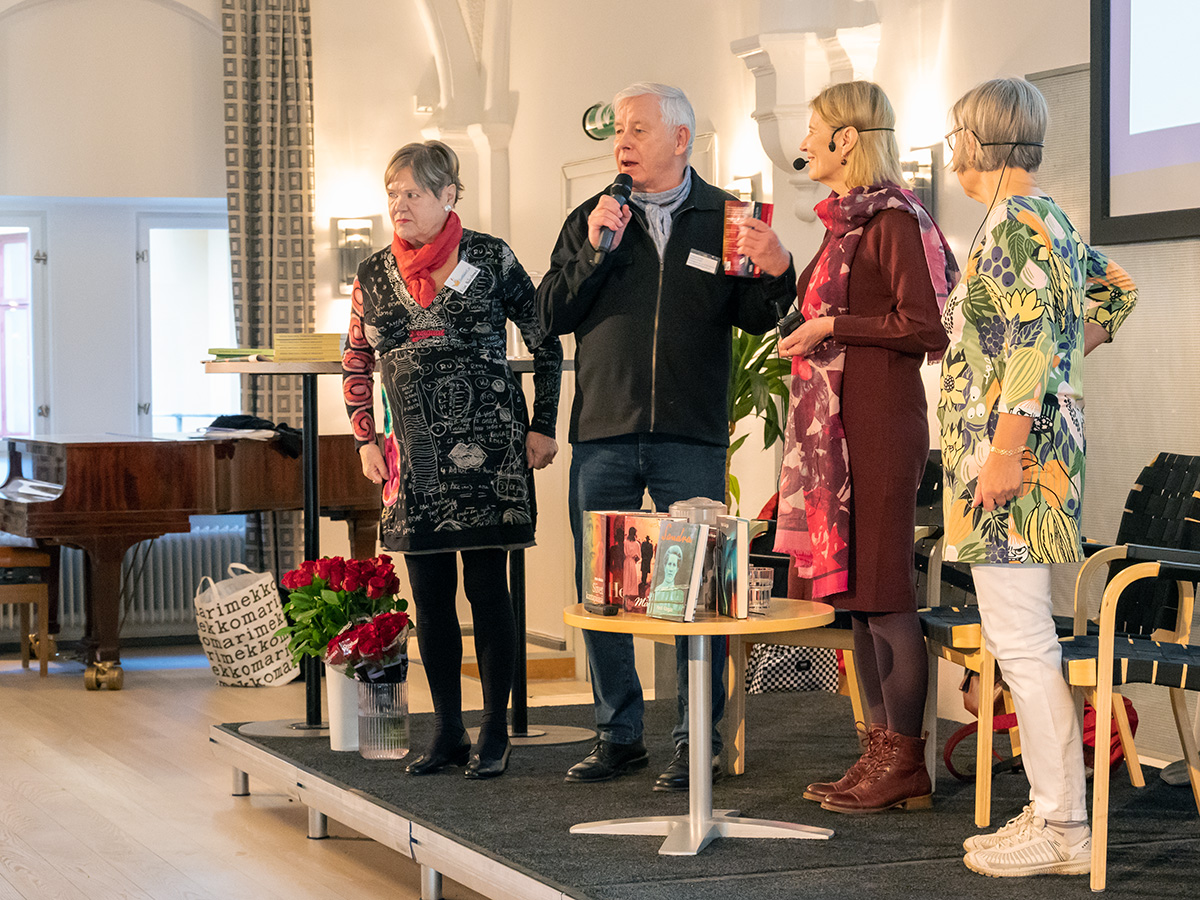 Kirjakaupan vieraana oli tänä vuonna kirjailija Heidi Köngäs. Osuuskunnan puheenjohtaja Seppo Poutanen esittelee.